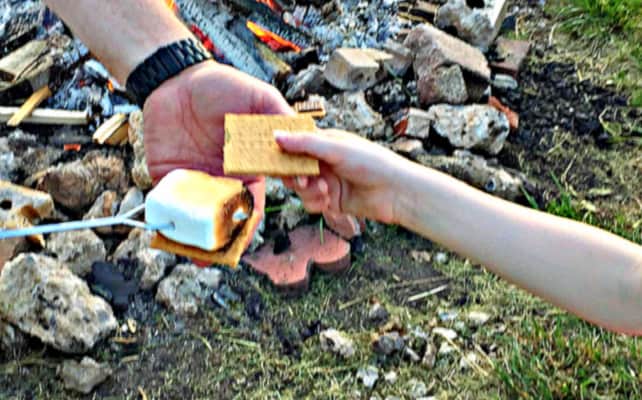 how to make smores on camp fire