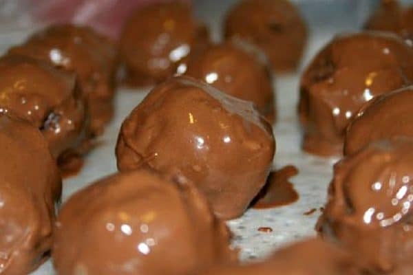 Chocolate Covered Brownie Bites Recipe: brownie balls covered in chocolate
