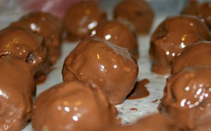 Chocolate Covered Brownie Bites Recipe: brownie balls covered in chocolate