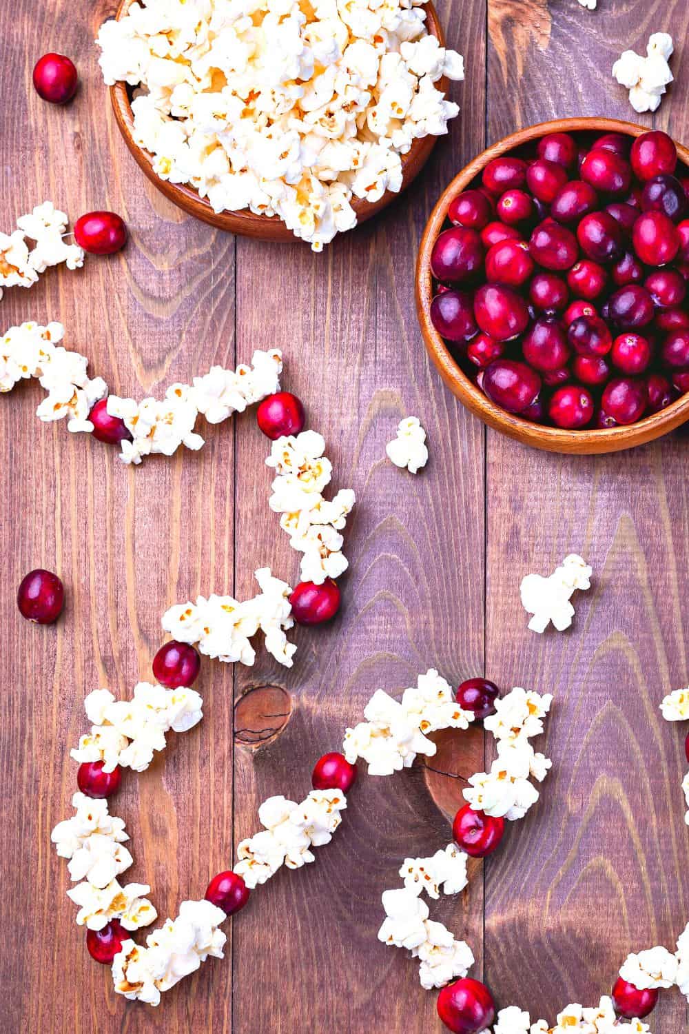 DIY Christmas tree cranberry garland with popcorn (how to make garlands for holidays and Christmas popcorn decorations)