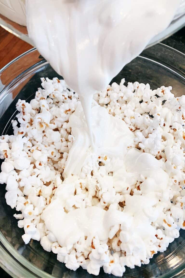 Easy White Chocolate Popcorn Recipe (How Do You Add Color To Popcorn?)