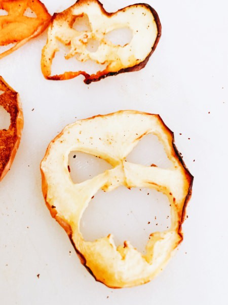 Creepy Apple Treats that look like zombie faces or fun for the scream art project apple craft