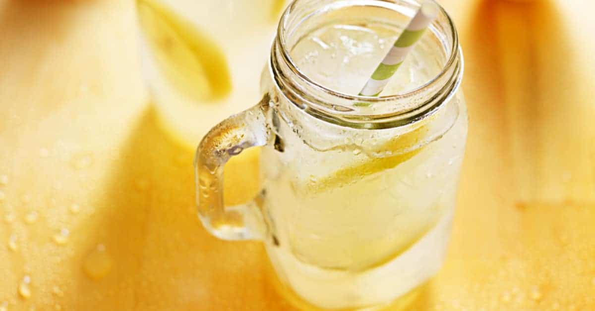 how to make homemade lemonade easy recipe (how to make lemonade at home recipe) - fresh lemonade in a mason jar on a table