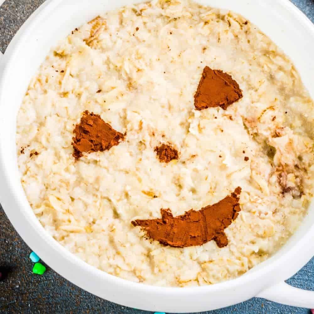Easy Pumpkin Oatmeal Halloween Breakfast Ideas oatmeal with a pumpkin spice pumpkin face