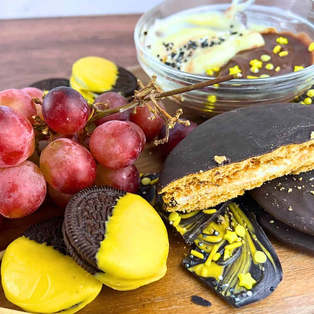 How To Make A Sweet Eclipse Party Snack Board Step-By-Step (PARTY DESSERT BOARD ON A TABLE)