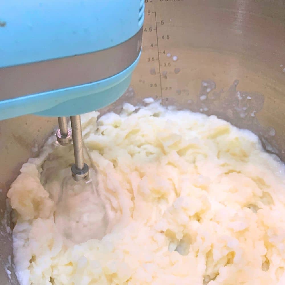 Using a mixer for mashing potatoes - Homemade Mashed Potatoes Easy Best Creamy Mashed Potatoes. Classic Mashed Potatoes Recipe Using Hand Mixer for Creamy Mash Potato Recipe