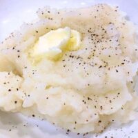 The Best Homemade Mashed Potatoes Recipe Best mashed potatoes recipe in a white bowl - Homemade Mashed Potatoes Recipe for Vegetarian Thanksgiving, Easy Potato Recipes, Thanksgiving Cooking, Thanksgiving Recipes Side Dishes, Mashed Potato Recipes For Holidays and Easy Dinner Side Dishes