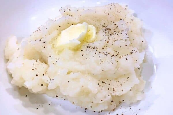 Best mashed potatoes recipe in a white bowl - Homemade Mashed Potatoes Recipe for Vegetarian Thanksgiving, Easy Potato Recipes, Thanksgiving Cooking, Thanksgiving Recipes Side Dishes, Mashed Potato Recipes For Holidays and Easy Dinner Side Dishes