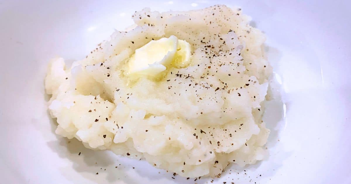 Best mashed potatoes recipe in a white bowl - Homemade Mashed Potatoes Recipe for Vegetarian Thanksgiving, Easy Potato Recipes, Thanksgiving Cooking, Thanksgiving Recipes Side Dishes, Mashed Potato Recipes For Holidays and Easy Dinner Side Dishes